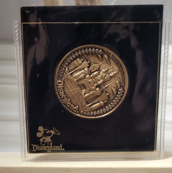 Disney - Disneyland Castle - Lmtd Ed. Mint - Coin - Plus Vintage Freebies - Picture 2 of 7